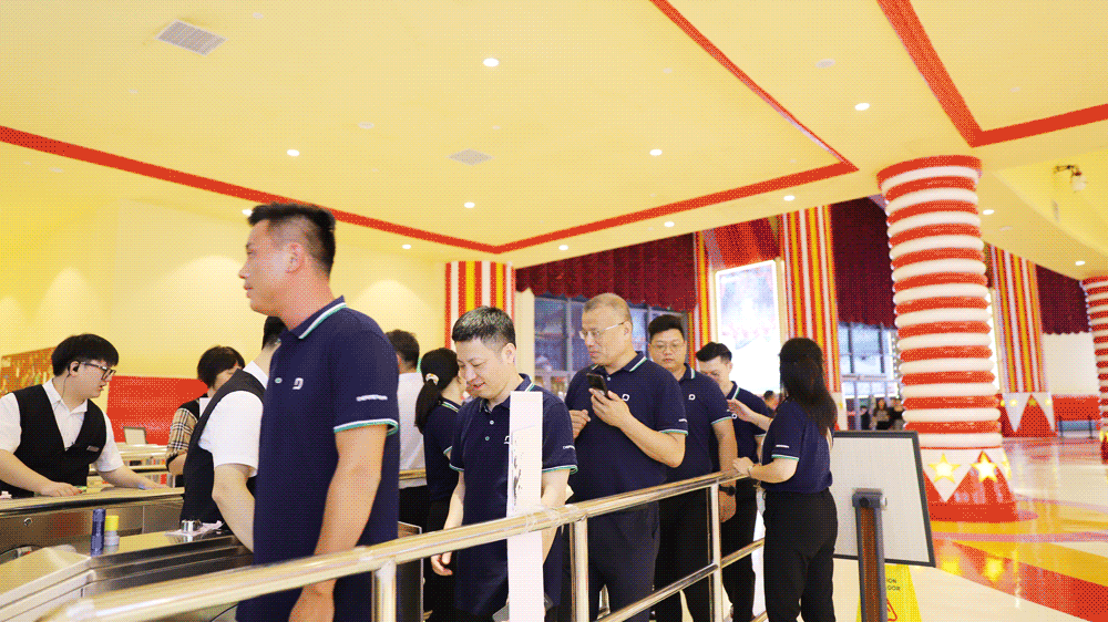 1696380206892294.gif 進(jìn)入大馬戲會(huì)場(chǎng)1.gif